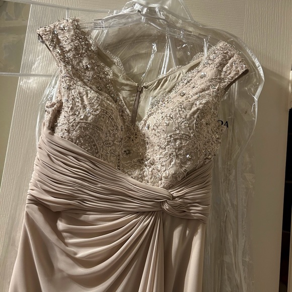 Champagne evening gown - Picture 2 of 7